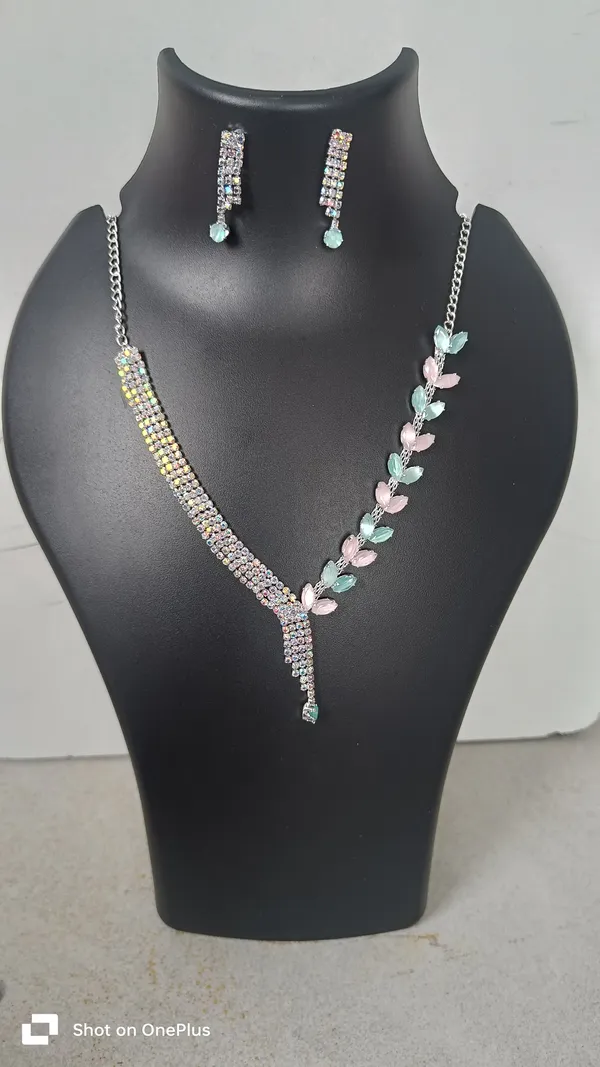 Multicolor_Crystal_Necklace_Set_for_Women