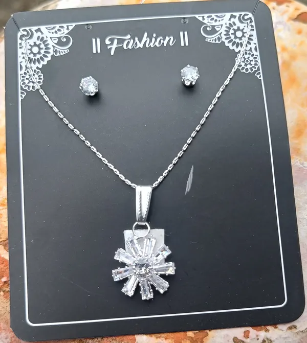Silver_Tone_Floral_Pendant_Jewellery_Set_for_Women