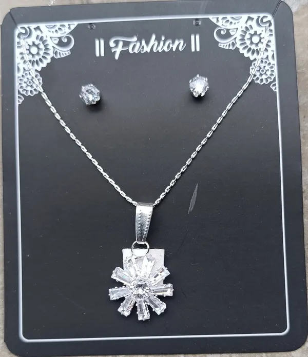 Silver_Tone_Floral_Pendant_Jewellery_Set_for_Women