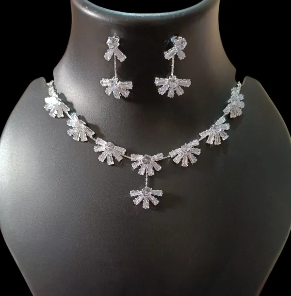 Silver_Tone_Crystal_Floral_Necklace_Set_for_Women