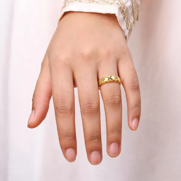 Gold_Tone_Black_Leaf_Motif_Patterned_Ring_For_Women