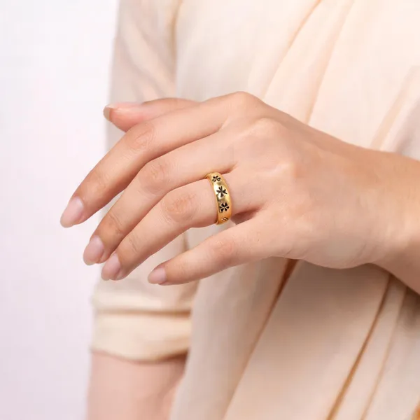 Gold_Tone_Black_Leaf_Motif_Patterned_Ring_For_Women