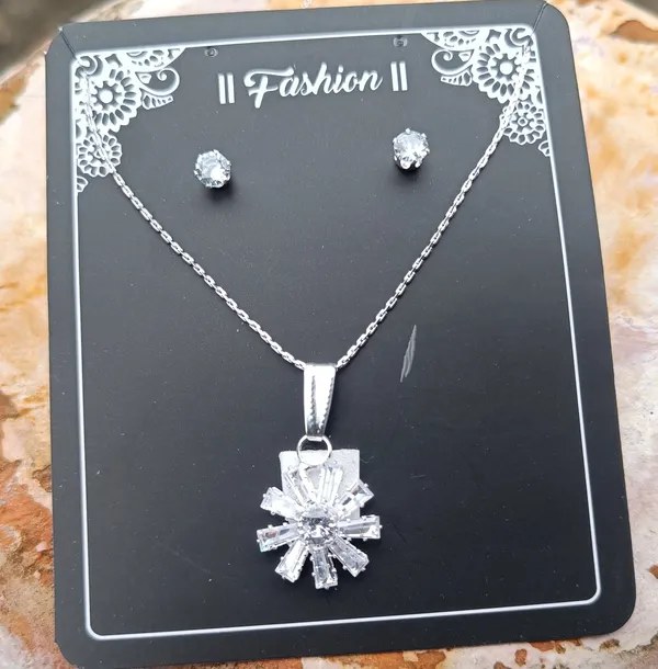 Silver_Tone_Floral_Pendant_Jewellery_Set_for_Women