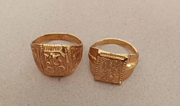 Gold_Tone_Embossed_Stud_Earrings_for_Women