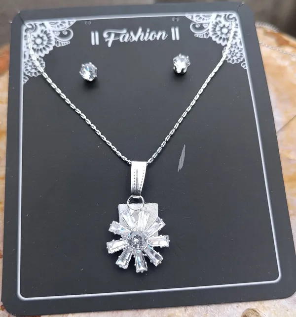Silver_Tone_Floral_Pendant_Jewellery_Set_for_Women