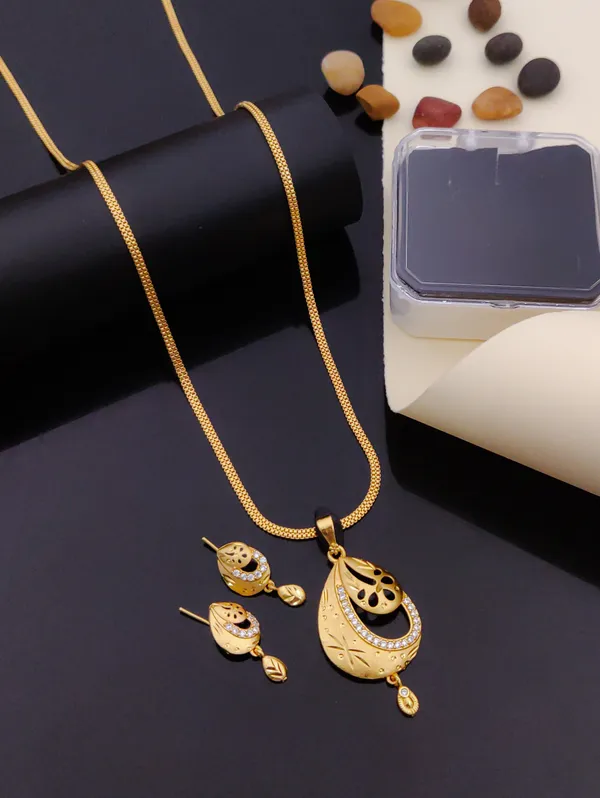 Gold-Tone_Pendant_Necklace_Set_for_Women