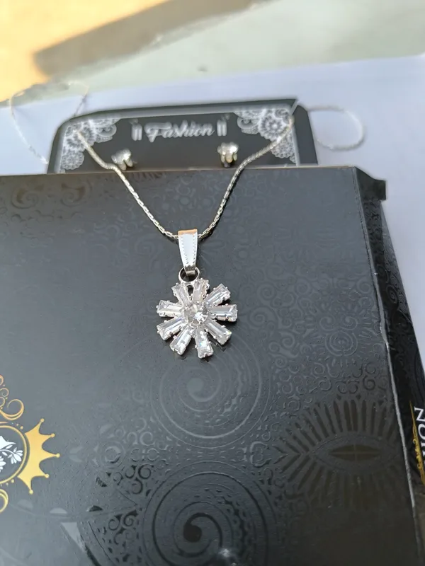 Silver_Tone_Floral_Pendant_Jewellery_Set_for_Women