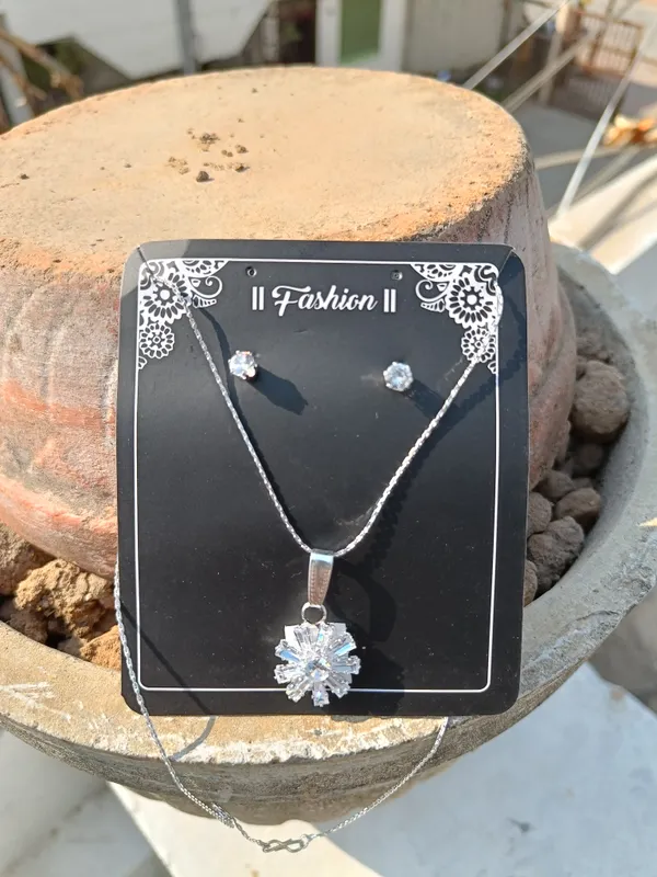 Silver_Tone_Floral_Pendant_Jewellery_Set_for_Women