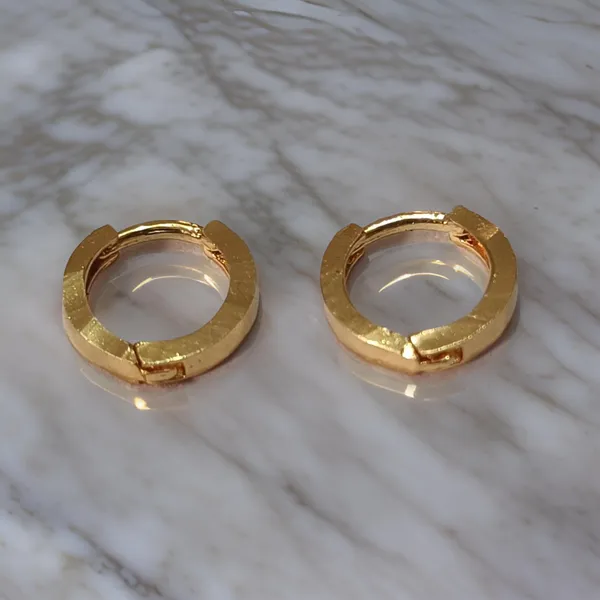 Gold_Tone_Black_Accent_Hoop_Earring_for_Women