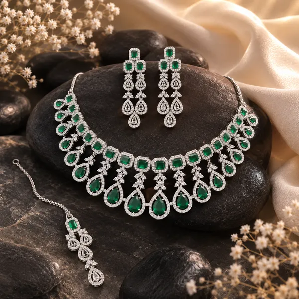 Green_Stone_Necklace_Set_With_Earrings_And_Maang_Tikka