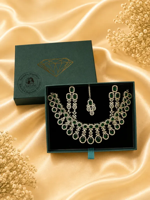 Green_Stone_Necklace_Set_With_Earrings_And_Maang_Tikka