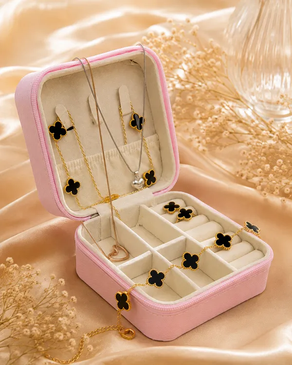 Black_Clover_Elegance_Set_with_Jewellery_Box