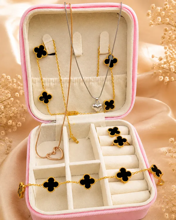 Black_Clover_Elegance_Set_with_Jewellery_Box