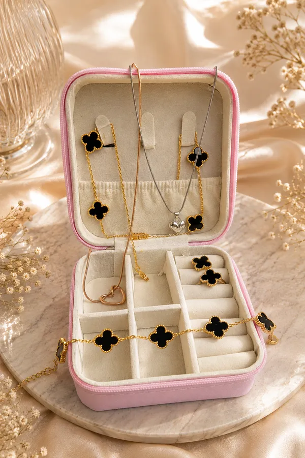 Black_Clover_Elegance_Set_with_Jewellery_Box
