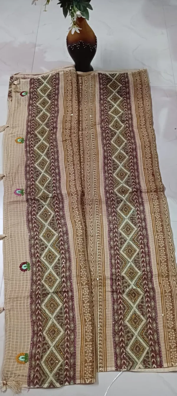 Beige_Patterned_saree_for_Women