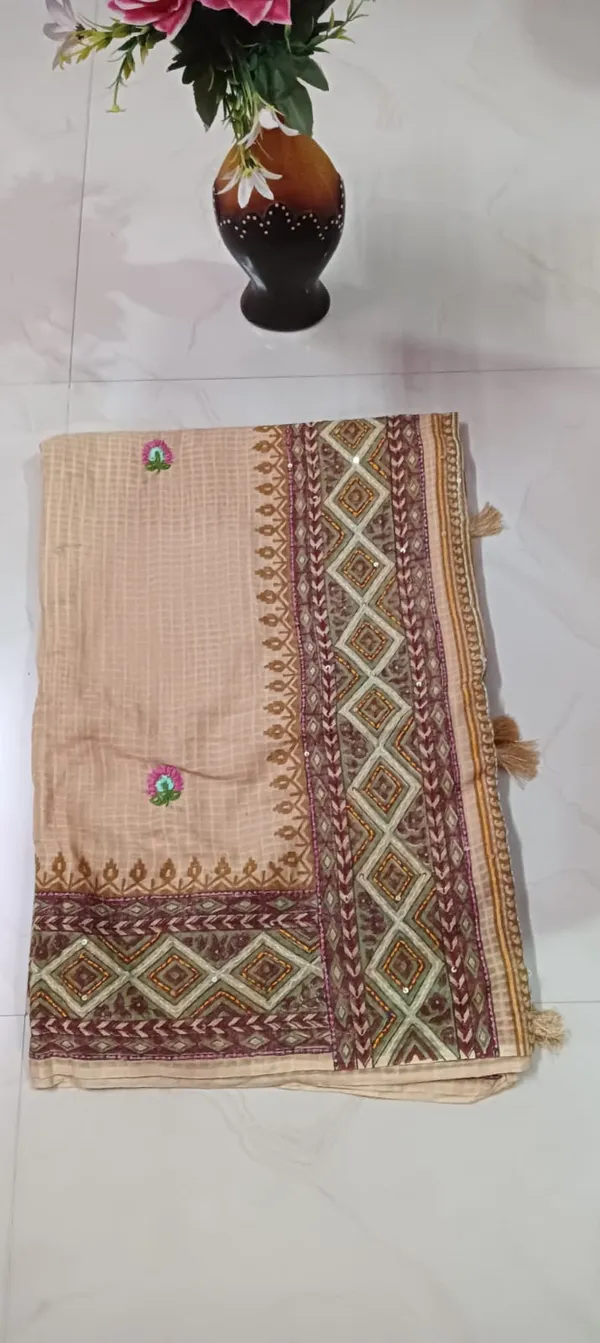 Beige_Patterned_saree_for_Women