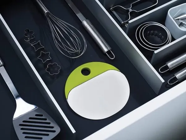 Stainless_Steel_2-In-1_Dough_Scraper_&_Measuring_Guide_Baking_Tool
