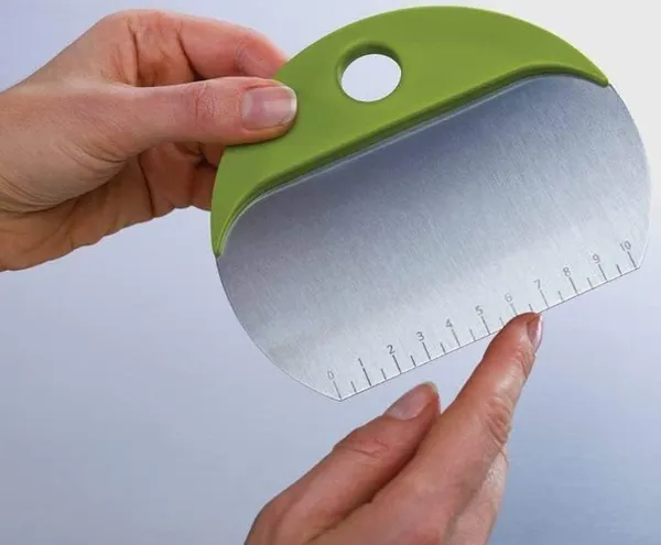 Stainless_Steel_2-In-1_Dough_Scraper_&_Measuring_Guide_Baking_Tool