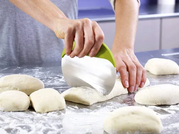 Stainless_Steel_2-In-1_Dough_Scraper_&_Measuring_Guide_Baking_Tool