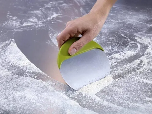 Stainless_Steel_2-In-1_Dough_Scraper_&_Measuring_Guide_Baking_Tool