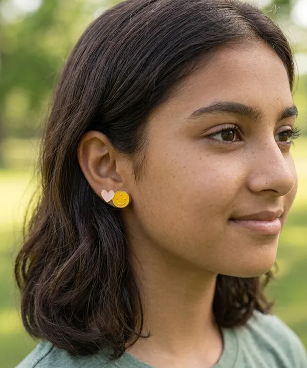 Gold_Alloy_Daisy_Heart_Mismatched_Stud_Earrings_For_Women