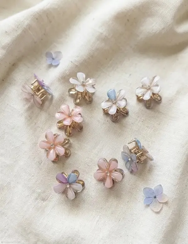 White_Acrylic_Floral_Mini_Hair_Clip_Set_For_Women