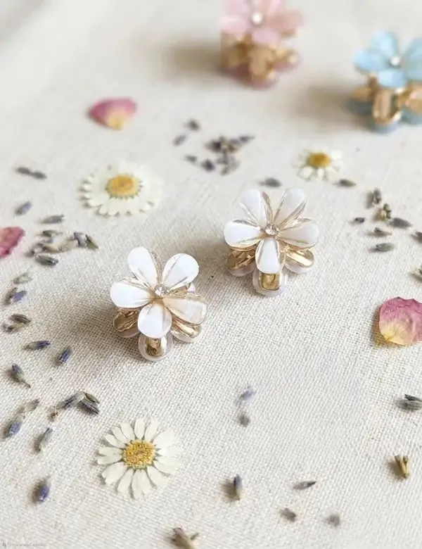 White_Acrylic_Floral_Mini_Hair_Clip_Set_For_Women