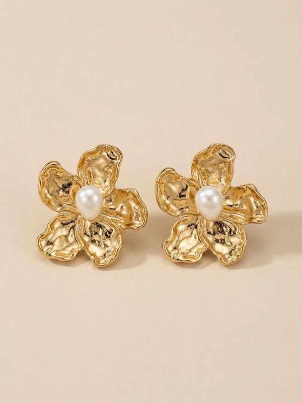 Gold_Alloy_Hammered_Floral_Pearl_Stud_Earrings_For_Women