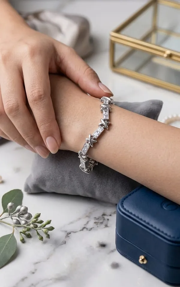 Gold_Alloy_Diamond-Cut_Infinite_Bracelet_For_Women