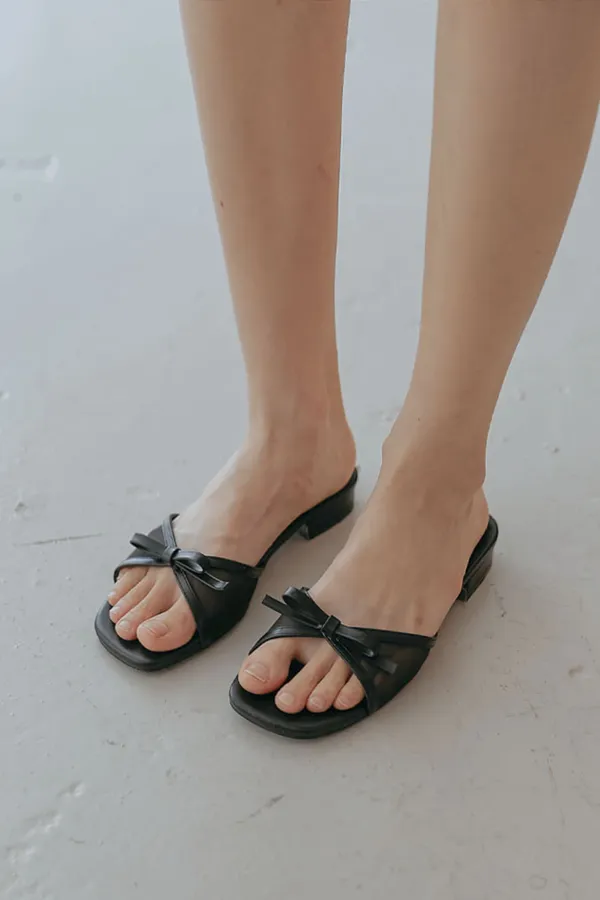 Black_Faux_Leather_Bow_Detail_Flat_Mule_Sandal_For_Women