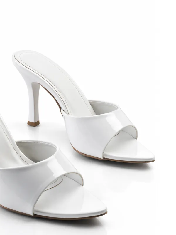 POINTED_CLASSY_WHITE_SLIM_HEEL_