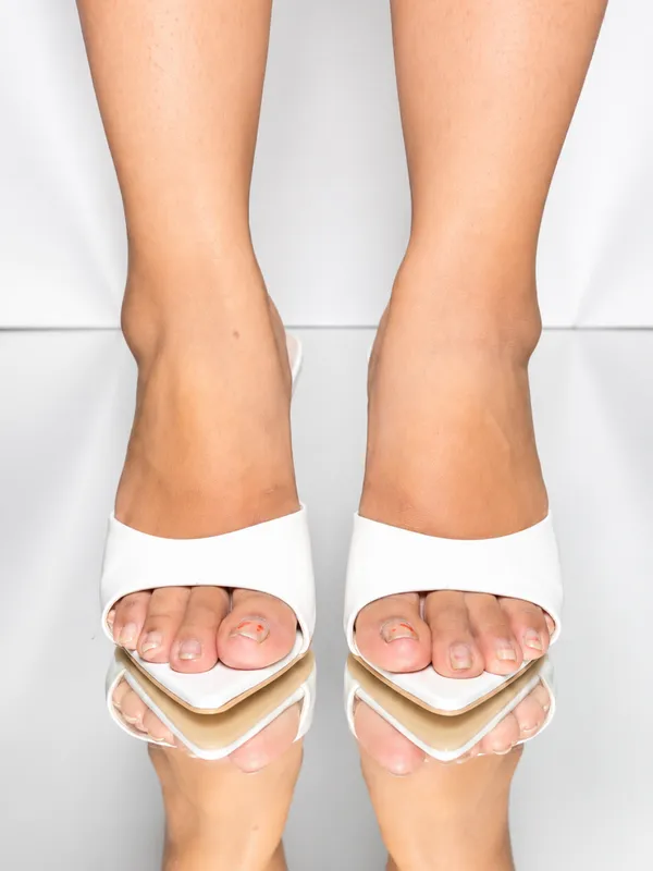 POINTED_CLASSY_WHITE_SLIM_HEEL_