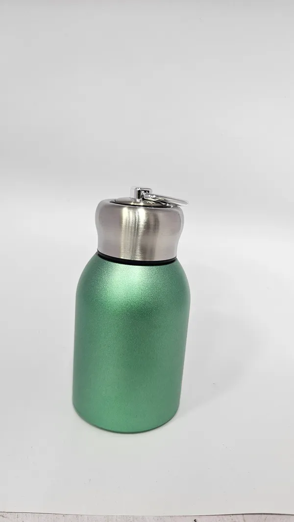 Green_Reusable_Water_Bottle_With_Silver_Lid
