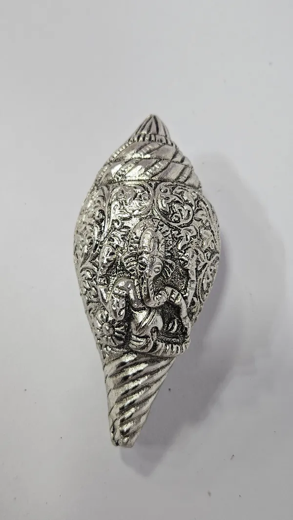 Silver-Tone_Engraved_Conch_Shell_Decorative_Pooja_Item
