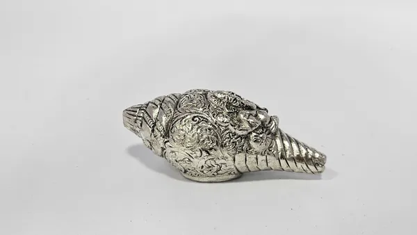 Silver-Tone_Engraved_Conch_Shell_Decorative_Pooja_Item