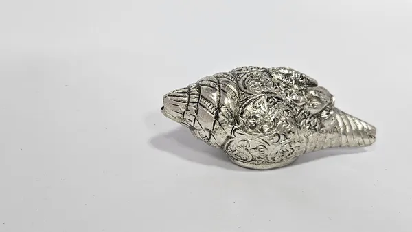 Silver-Tone_Engraved_Conch_Shell_Decorative_Pooja_Item