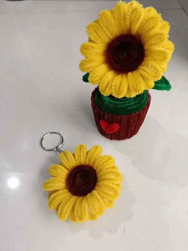 Multicolor_Premium_Pipe_Cleaner_Sunflower_Pot_with_Keychain
