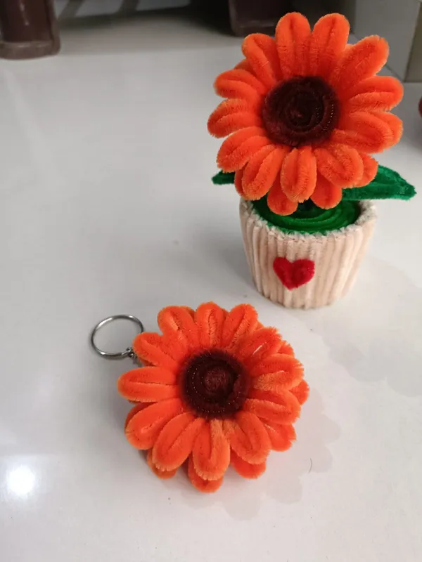 Multicolor_Premium_Pipe_Cleaner_Sunflower_Pot_With_Keychain