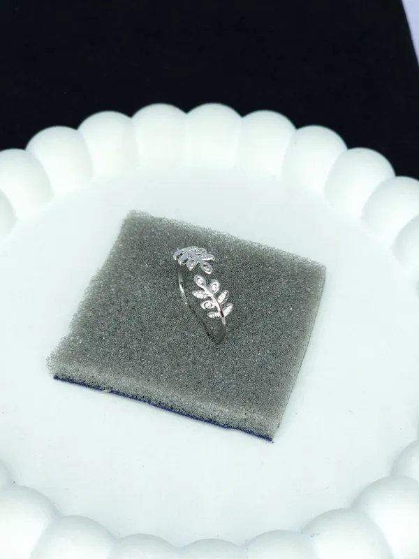 Silver_Tone_Floral_Ornamental_Toe_Ring_For_Women
