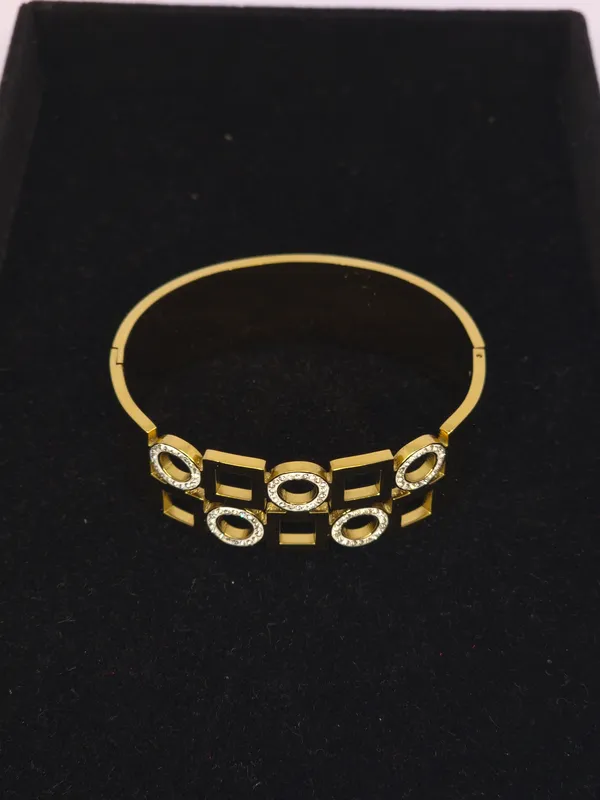 Gold_Tone_Geometric_Embellished_Bangle_For_Women