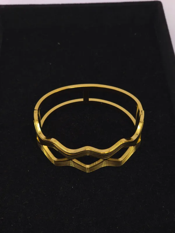 Gold_Wavy_Pattern_Bangle_For_Women