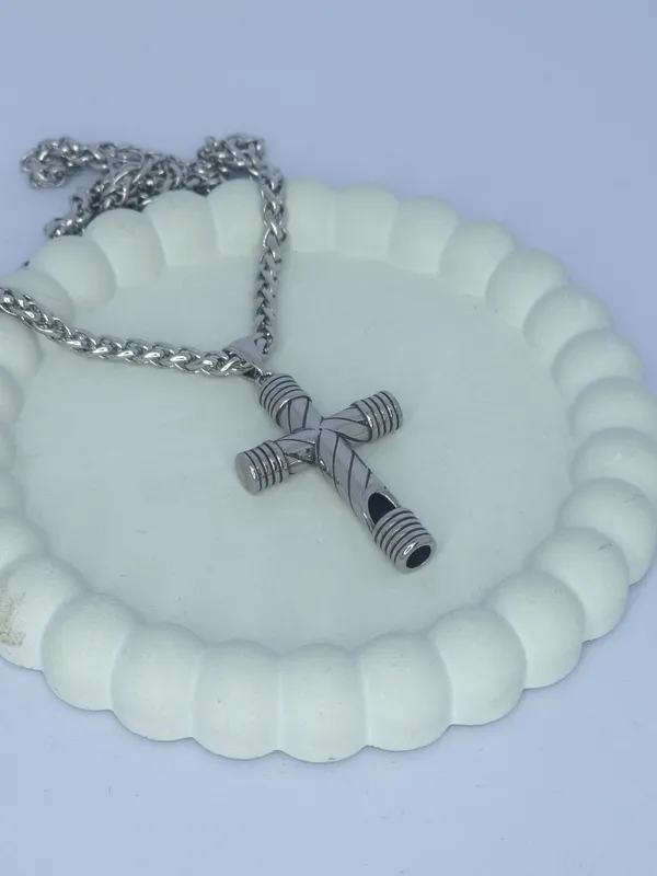 Silver_Tone_Textured_Cross_Pendant_Necklace_For_Unisex