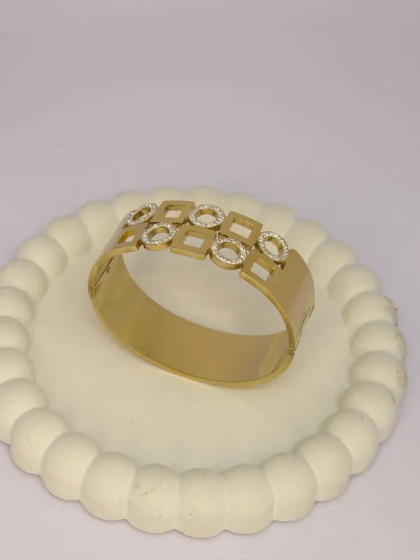 Gold_Tone_Geometric_Embellished_Bangle_For_Women