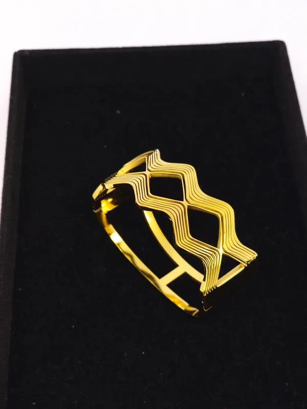Gold_Wavy_Pattern_Bangle_For_Women