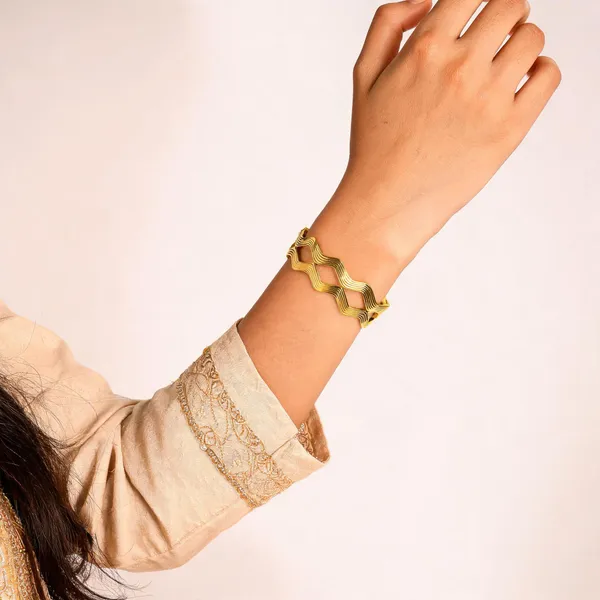Gold_Wavy_Pattern_Bangle_For_Women