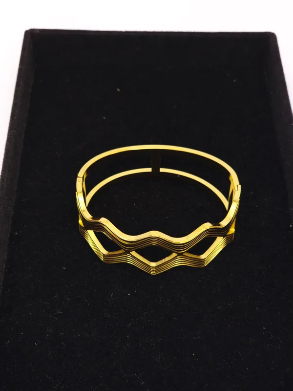 Gold_Wavy_Pattern_Bangle_For_Women