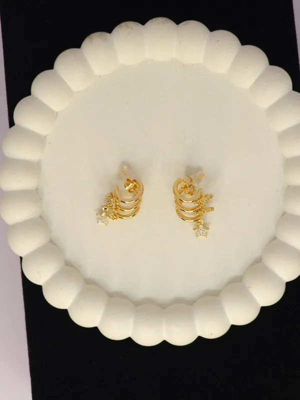 Gold_Tone_Star_Charm_Ear_Cuff_Earrings_For_Women