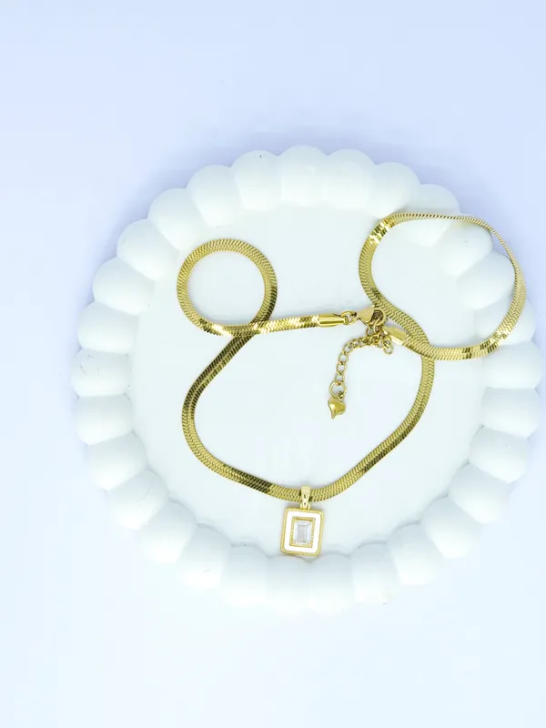 Gold_Tone_Mesh_Chain_Geometric_Pendant_Necklace_For_Women