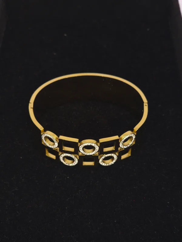 Gold_Tone_Geometric_Embellished_Bangle_For_Women