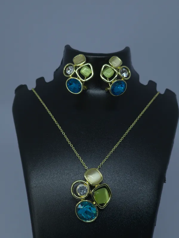Gold-Toned_Stone_Studded_Necklace_And_Earrings_Set